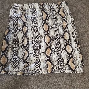 🐍 Sexy Snakeskin skirt